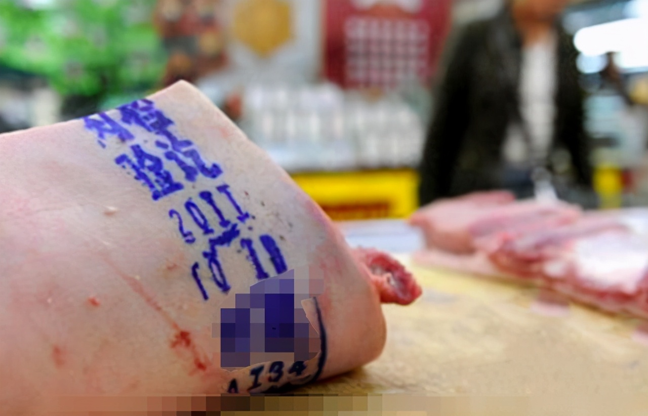猪肉身上“红章”“蓝章”有何区别？听到肉贩解释，下次别乱买了
