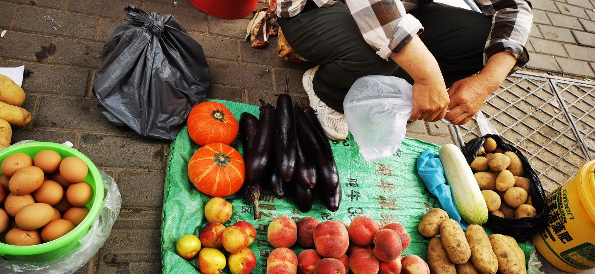 蔬菜的配送价格：路边老人卖的水果蔬菜是自家产的么？