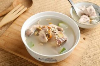 清溪食品蔬菜配送：中秋佳节来一道鸽子炖汤，汤鲜不油腻，比吃肉好